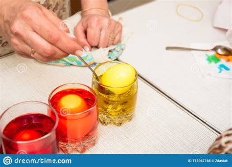 Proceso De Pintura De Huevos De Pascua Por Tinte En Los Vasos