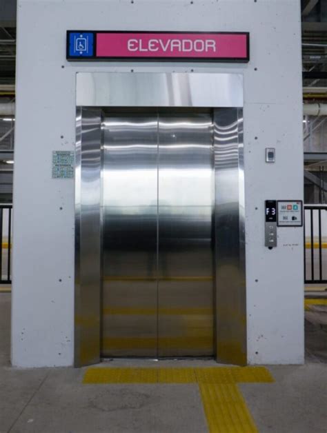 Cae Trabajador Por Elevador Del Metro De Cdmx Desde Metros De Altura