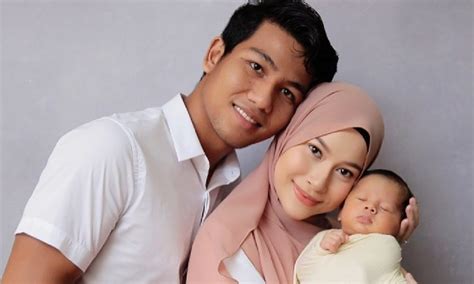 Solat Sambil Dukung Anak Eyra Hazali Kongsi Tak Kisah Asalkan Aurat