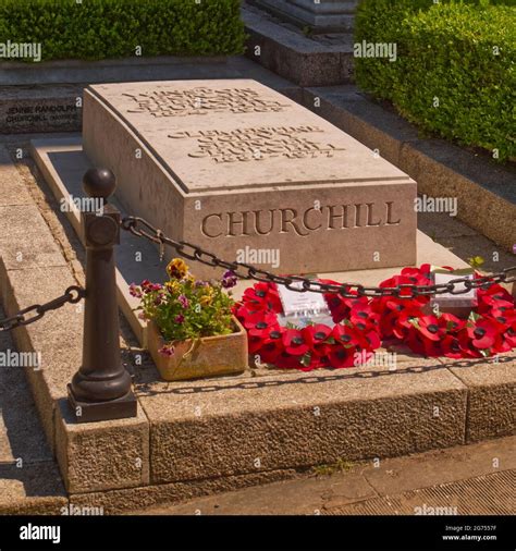 Sir winston churchill grave hi-res stock photography and images - Alamy