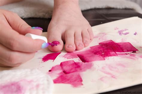 Sexy MILF Lana Del Lust Putting On Nail Polish On Her Toes 15 Photos