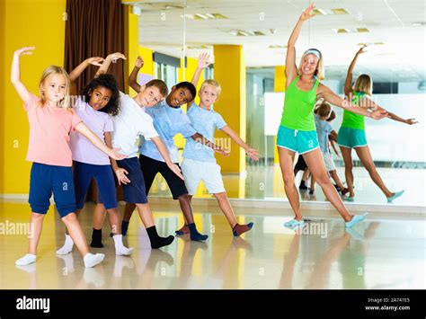 Feliz Sonriente Positiva Preadolescentes Bailarines Practicando El