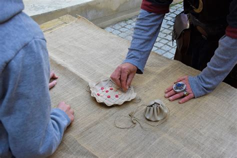 Atelier du Moyen Âge Création d une Bourse de Jeux de Chevalier