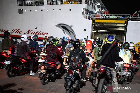 Pemudik Bersepeda Motor Antre Menyeberang Ke Pulau Sumatera Di