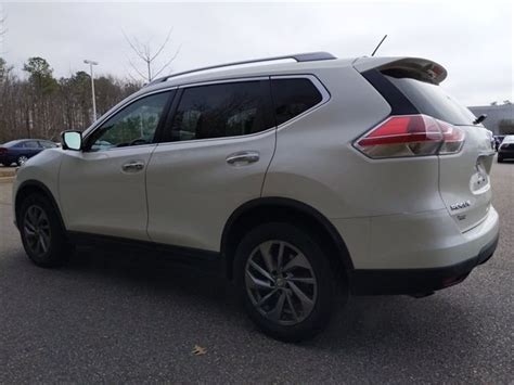 2016 Pearl White Nissan Rogue