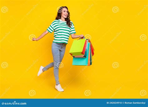 Foto De Perfil De Cuerpo Completo De La Joven Brunette Impresionada Corriendo Con Bolsas De Ropa