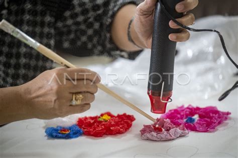 Pelatihan Membuat Lukisan Dari Limbah Plastik ANTARA Foto