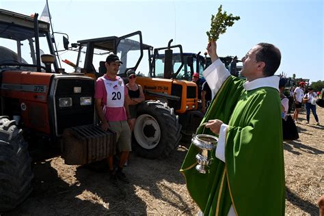 Loire Vingt quatre tracteurs bénis par un prêtre pour la finale