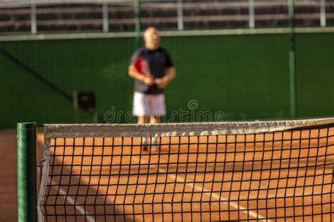 Un Anciano Juega Al Tenis En La Cancha Estilo De Vida Activo Y Salud