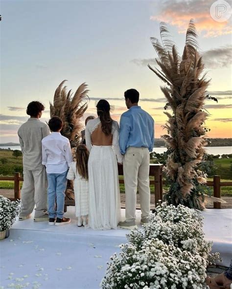 Foto Claudia Leite reuniu apenas a família em uma cerimônia ao ar