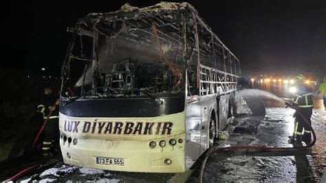 Osmaniye de seyir halindeki yolcu otobüsü yandı Son Dakika Haberleri