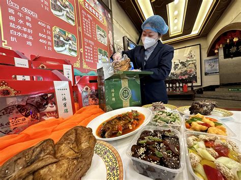 多家老字号年夜饭订满，“年中饭”开订、“伴手礼”年货热销半成品礼盒消费者