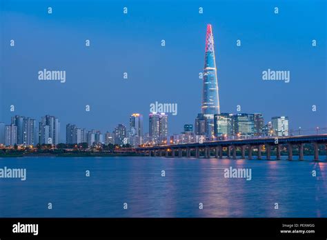 Jamsil Eisenbahnbr Cke Den Fluss Han Und Lotte World Tower Kreuzung In