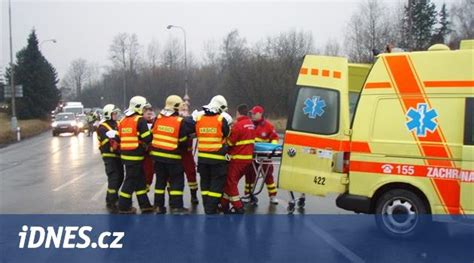 Osmilet Chlapec P Eb Hal Silnici A Srazilo Ho Auto V Nemocnici Zem El