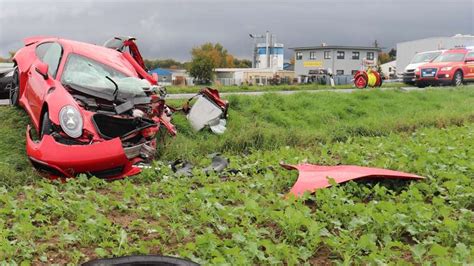 Wetterau Tödlicher Unfall auf der B3 Porsche Fahrer stirbt noch am