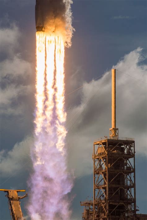 Photographer Behind The Viral Spacex Falcon Heavy Launch Photographs