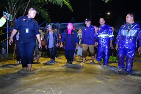 Gerak Cepat Tinjau Banjir Dampak Tanggul Jebol Di Gresik Gubernur