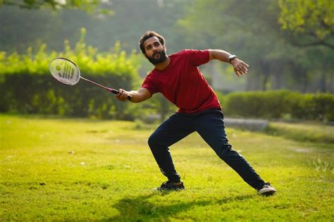 Joueur De Badminton Jouant Image Hd Dans Le Parc Photo Premium