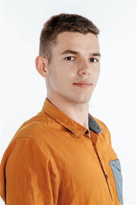 Retrato De Un Muchacho En Un Estudio De La Foto Hombre Joven Que