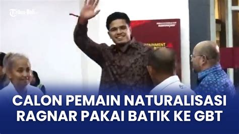 Calon Pemain Naturalisasi Ragnar Oratmangoen Pakai Batik Saat Hadir