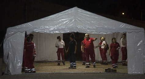 Roma Profughi Allestita La Tendopoli Della Croce Rossa A Tiburtina