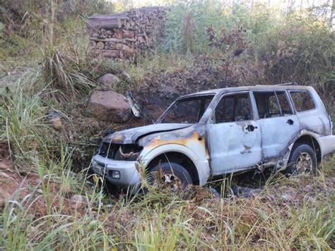 Motorista perde controle da direção sai da pista bate em barranco e