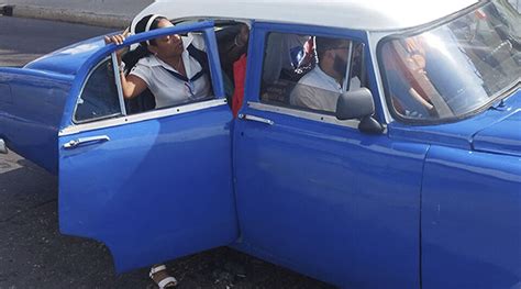 La prensa oficial exhibe las matrículas de los taxistas cubanos por