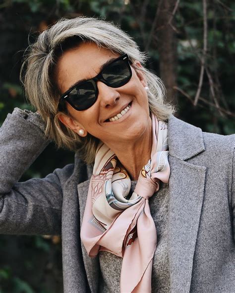 La Imagen Puede Contener Una Persona Gafas De Sol Y Exterior Moda