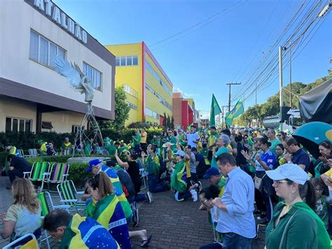 IMAGENS Mais de dois mil manifestantes se reúnem em frente ao batalhão