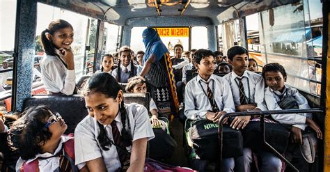 Fotografia Com Foco Seletivo De Criança No ônibus · Foto profissional ...