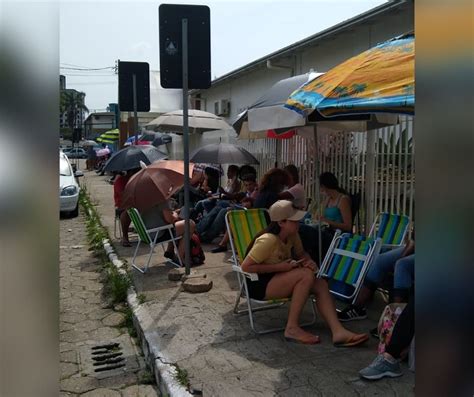 Pais enfrentam mais de 24h na fila para garantir vaga em escola de Itajaí