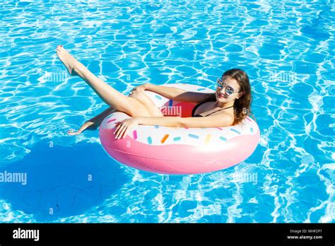 Ni A Bikini Rosa Piscina Fotograf As E Im Genes De Alta Resoluci N Alamy