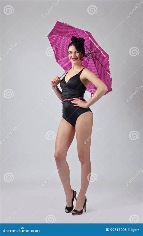 Frau Im Schwarzen Bikini Mit Regenschirm Stockfoto Bild von brünette