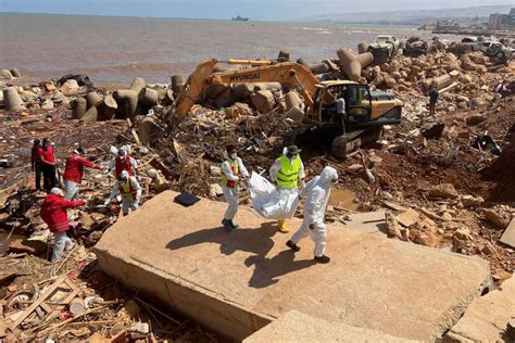 Equipes encontram centenas de corpos em praia na Líbia uma semana após