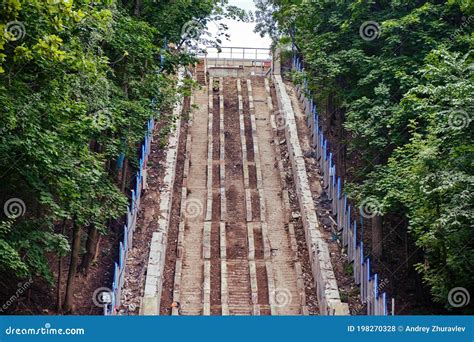 Gebroken Hoofdtrap Naar De Heuvel Reparatiestappen Betontrappen