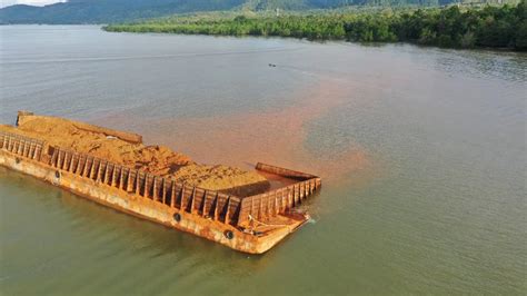 Kapal Tongkang Bawa Nikel Karam Di Batu Gong Konawe Air Laut Berubah