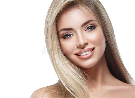 Belle Fin De Portrait De Cheveux Blonds De Visage De Femme Vers Le Haut