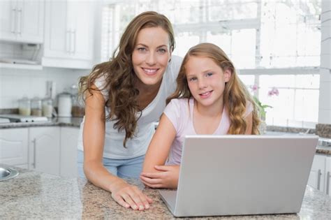 Retrato De Una Feliz Madre E Hija Usando La Computadora Port Til En La