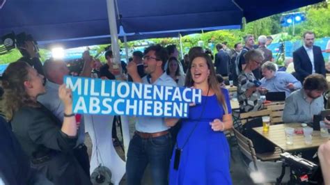 Brandenburg Wahl AfD Anhänger singen in Potsdam Wir schieben sie alle