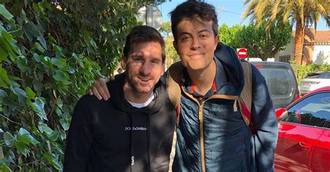 El Extravagante Pantalón De Lionel Messi En Una Foto Con Un Fanático