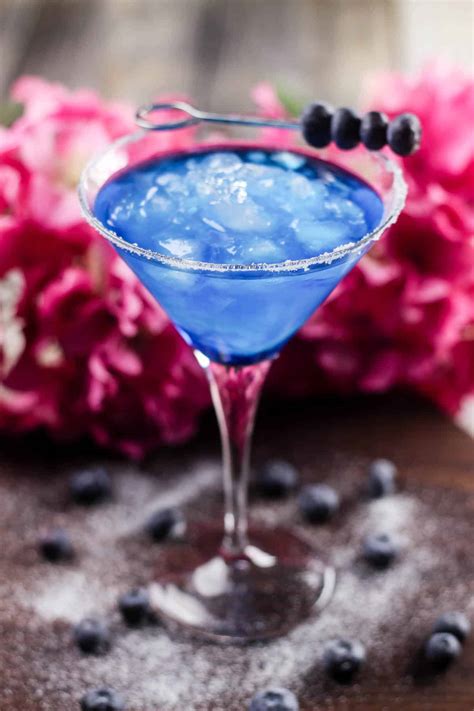 This Blue Curacao Margarita Cocktail is Beautiful - DIY Candy