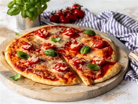 Pizza Margherita das Originalrezept für italienische Spezialität