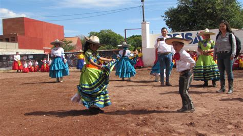 Semanario Laguna Con éxito se realiza la primera Feria de la