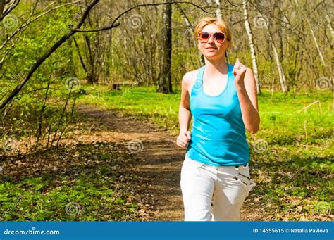 Courir de fille image stock Image du femelle féminité 14555615