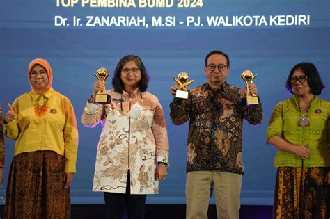 Pj Wali Kota Dapat Penghargaan Top Pembina Bumd Rsud Gambiran Dan