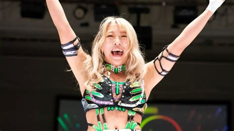 AZM Challenges Giulia For NJPW STRONG Women’s Title