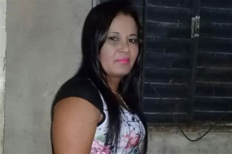 Jovem de 19 anos é presa suspeita de matar a mãe golpe de faca em