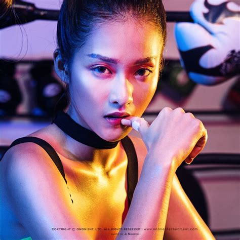 Hot girl Khả Ngân liên tục khoe ảnh gợi cảm ở tuổi
