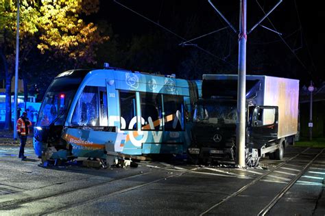 Lkw rammt Tram Fahrer schwer verletzt Straßenbahn entgleist