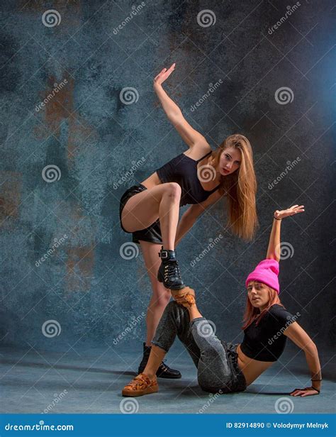 Les Deux Filles Attirantes Dansant Le Twerk Dans Le Studio Photo Stock